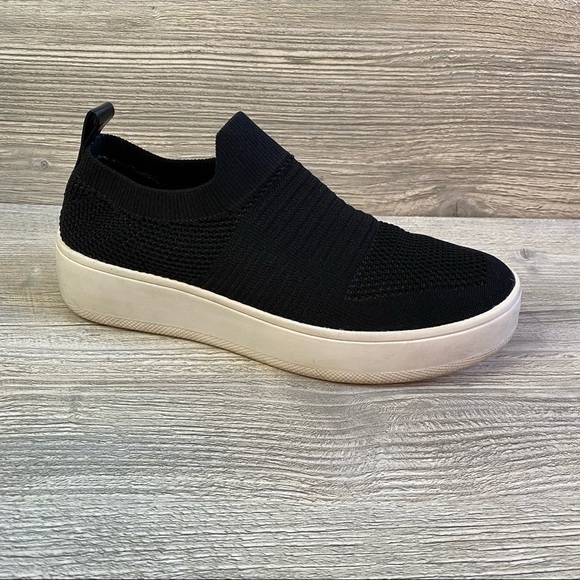 Black sneaker with chunky white sole. Steve Madden Beale fabric sneakers Size 6 - Picture 1 of 12
